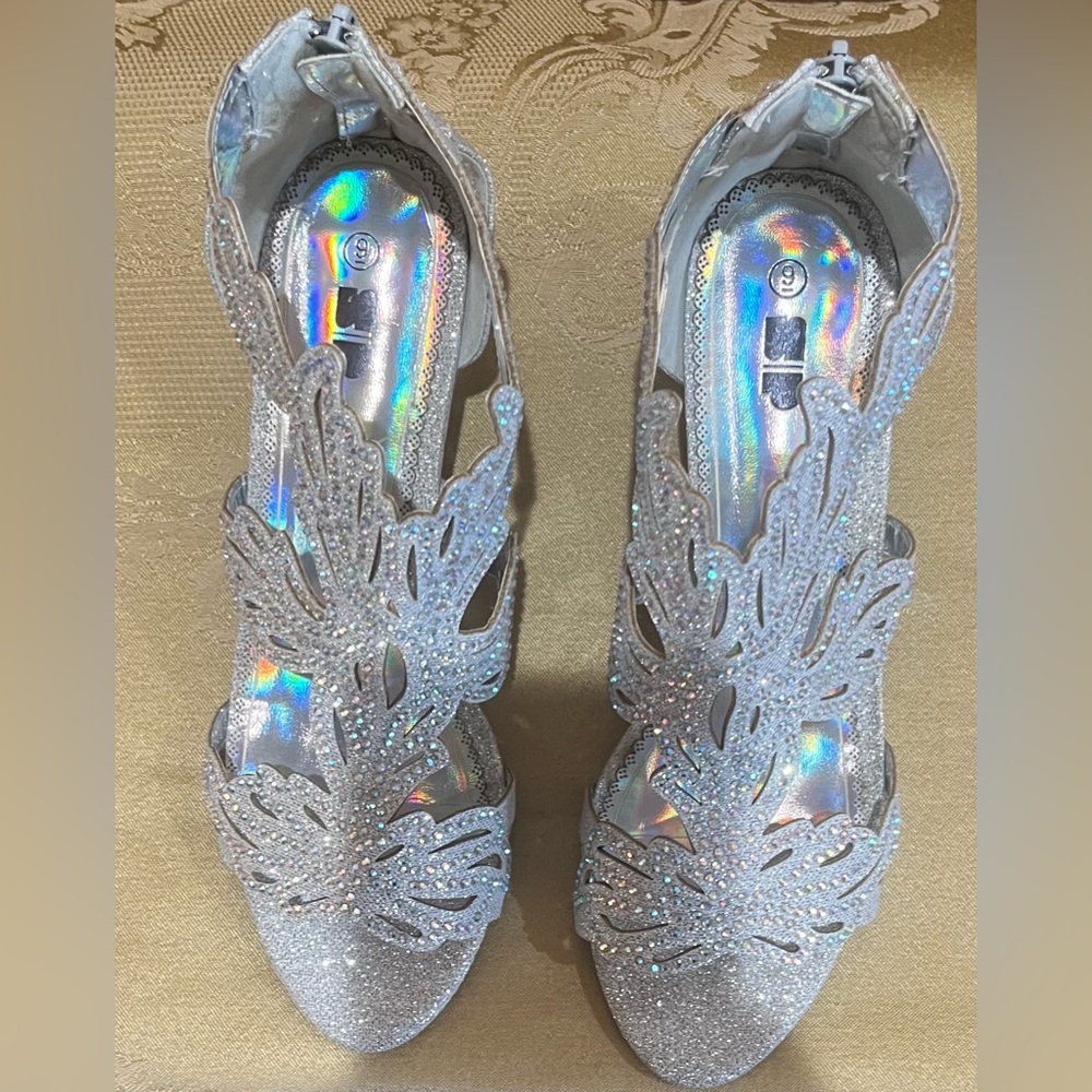 Shimmering Silver Women's Sandals, Size 9 - Picture 4 of 8